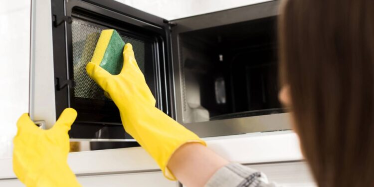 Nem bicarbonato nem vinagre: o truque escondido para deixar seu micro-ondas brilhando