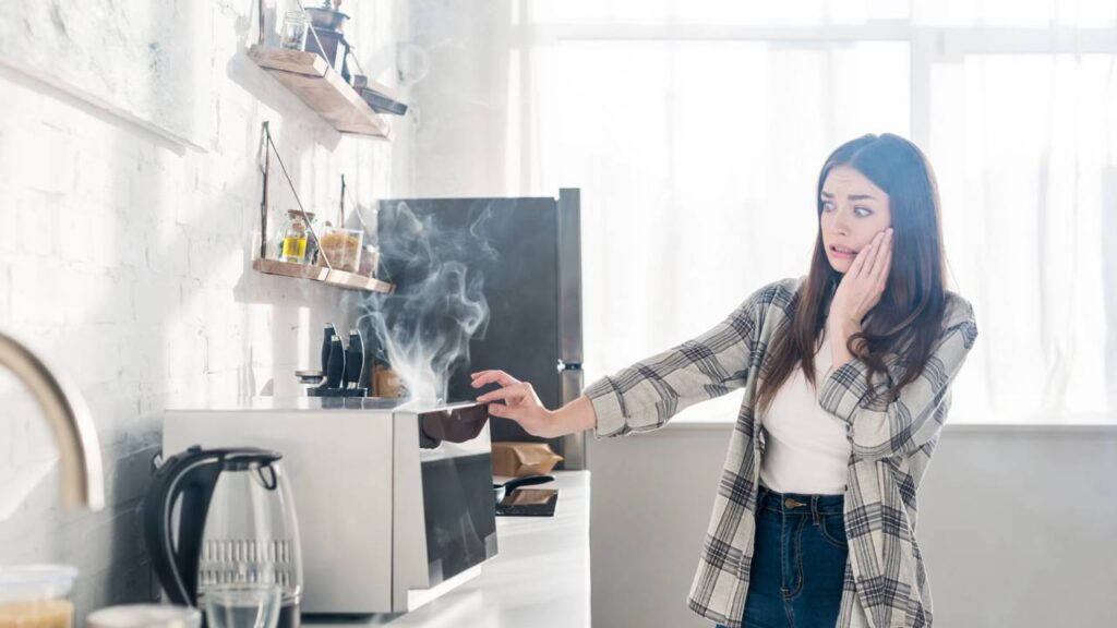 limpeza no micro-ondas sem usar produtos fortes