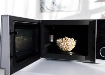 Como fazer uma pipoca de micro-ondas de maneira fácil