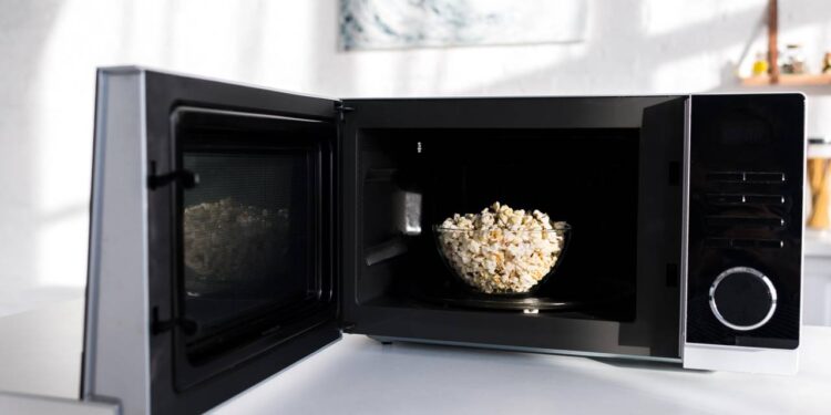 Como fazer uma pipoca de micro-ondas de maneira fácil