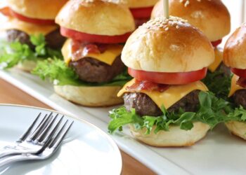 Mini hamburguer servidos