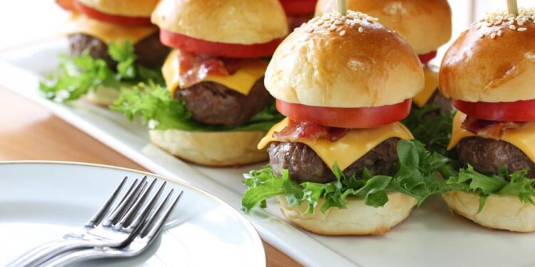 Mini hamburguer servidos