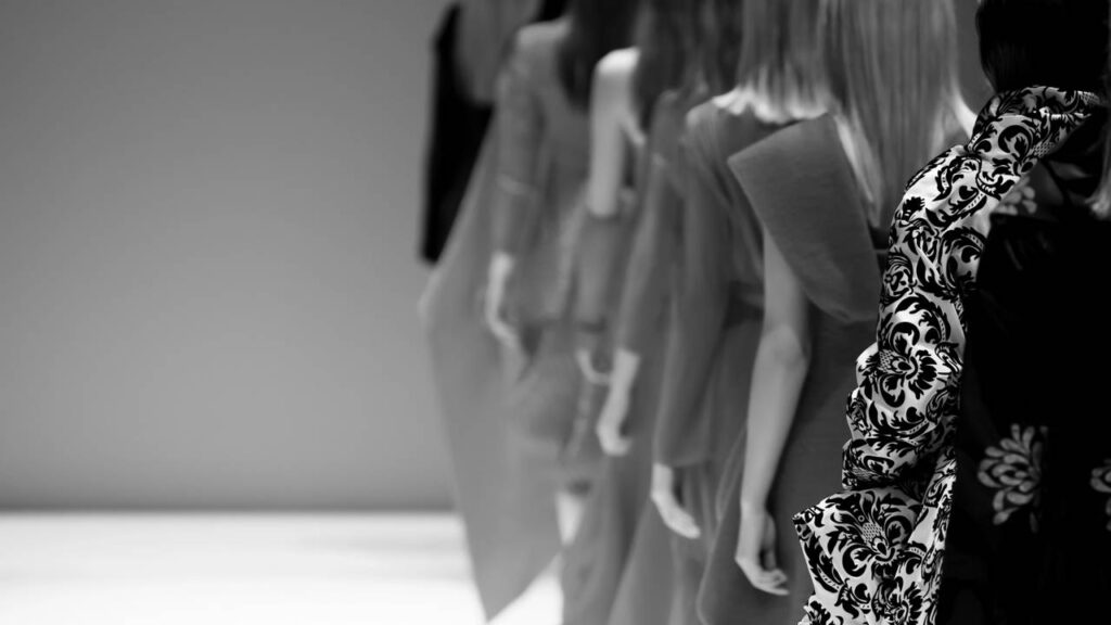 As tendências do verão 2026 misturam os anos 2000 e trazem looks ousados, leves e cheios de personalidade