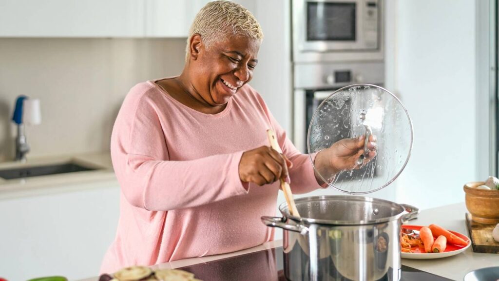 Como eliminar cheiro de fritura da casa em minutos com truques simples