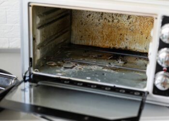 Nem anti-gordura, nem desengordurante: farinha de trigo que tira óleo queimado da fritadeira sem esfregar