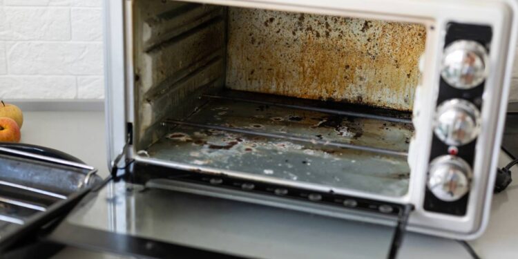 Nem anti-gordura, nem desengordurante: farinha de trigo que tira óleo queimado da fritadeira sem esfregar