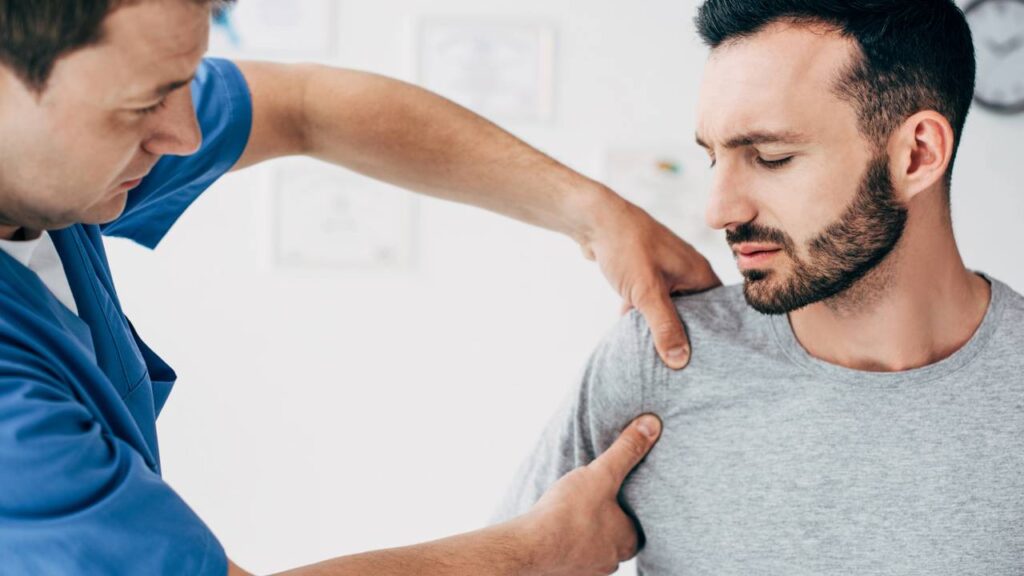 4 movimentos inspirados na natação, feitos na cadeira, ajudam a aliviar o incômodo no ombro e melhoram a postura