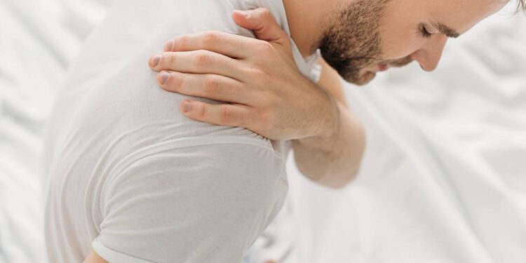 Movimentos inspirados na natação podem ser feitos em casa para ativar e fortalecer os ombros