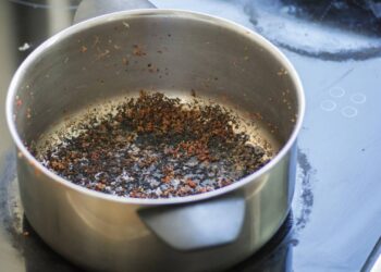 Como sal grosso e vinagre salvam o fundo de panela queimada