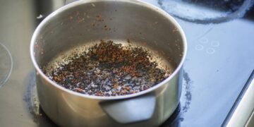 Como sal grosso e vinagre salvam o fundo de panela queimada