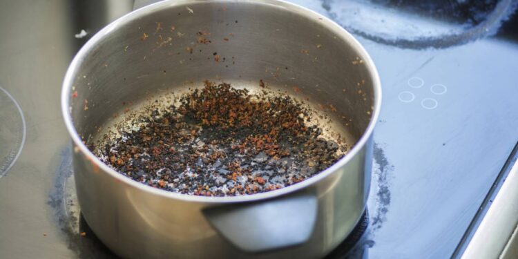 Como sal grosso e vinagre salvam o fundo de panela queimada