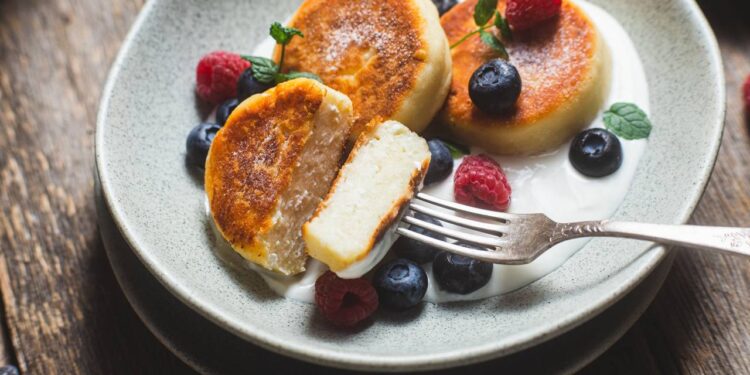 Panqueca de leite em pó com 3 ingredientes salva seu café da manhã em 5 minutos
