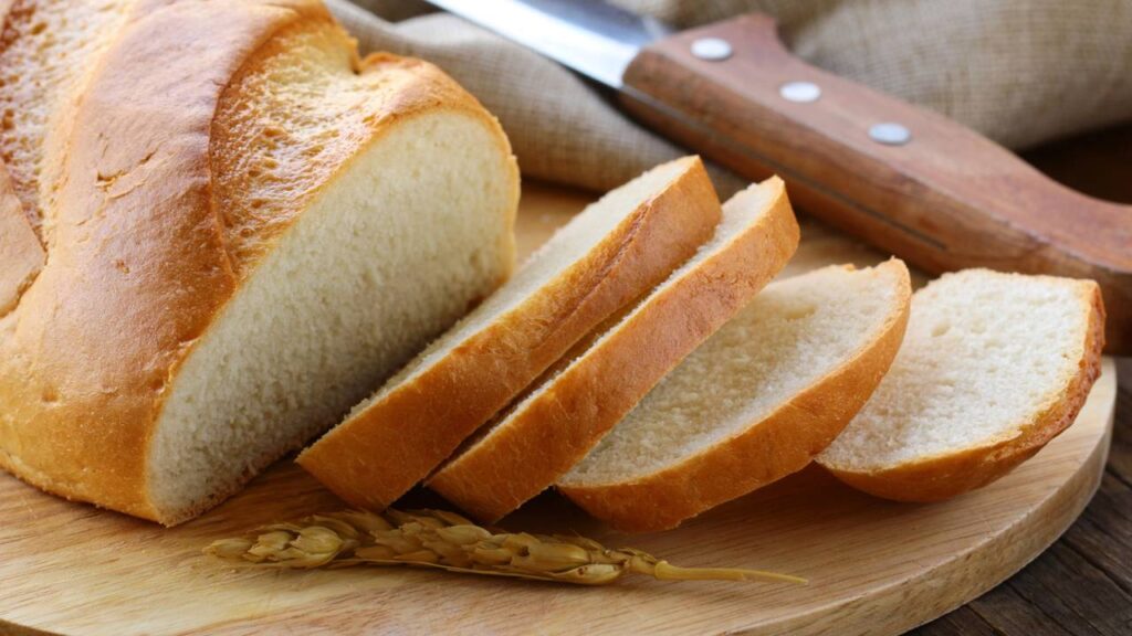 Nem vassoura fina, nem pinça: fatia de pão que coleta caco miúdo de vidro sem risco de corte