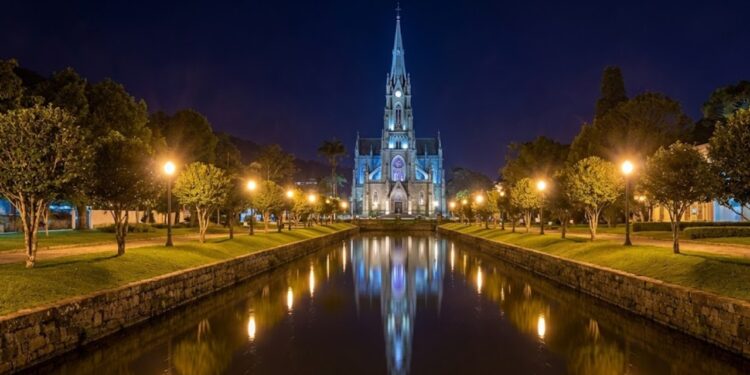 Esta cidade da serra fluminense combina palácios históricos e natureza exuberante