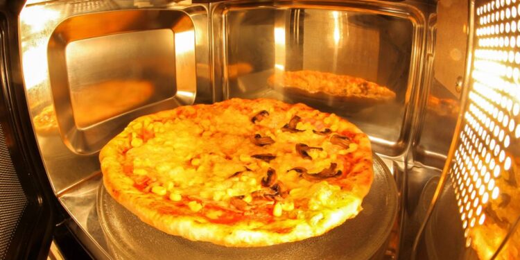 Pizza de micro-ondas feita com massa própria fica alta, macia e pronta em poucos minutos