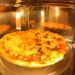 Pizza de micro-ondas feita com massa própria fica alta, macia e pronta em poucos minutos