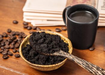 Nem amido de milho, nem talco: pó de café usado que tira cheiro de peixe da mão em 30 segundos