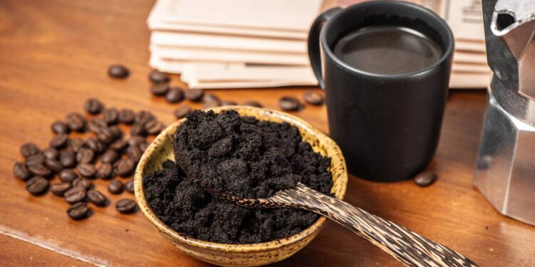 Nem amido de milho, nem talco: pó de café usado que tira cheiro de peixe da mão em 30 segundos