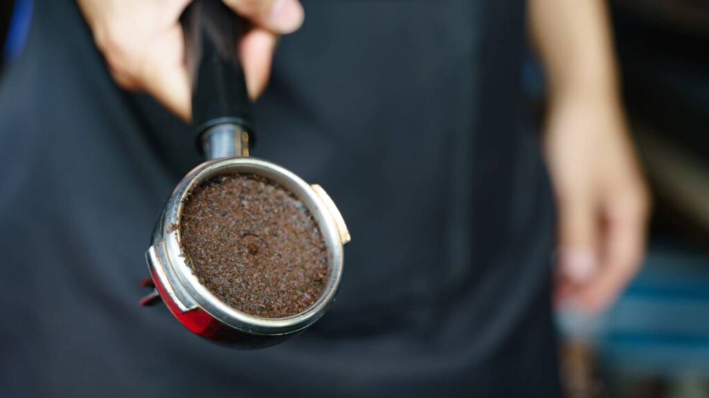 Nem amido de milho, nem talco: pó de café usado que tira cheiro de peixe da mão em 30 segundos