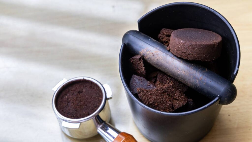 Nem amido de milho, nem talco: pó de café usado que tira cheiro de peixe da mão em 30 segundos