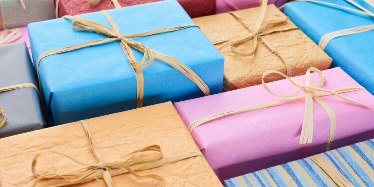 Dicas para não cair no golpe do presente inesperado com taxa de entrega