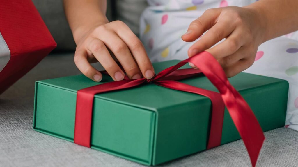 Dicas para não cair no golpe do presente inesperado com taxa de entrega