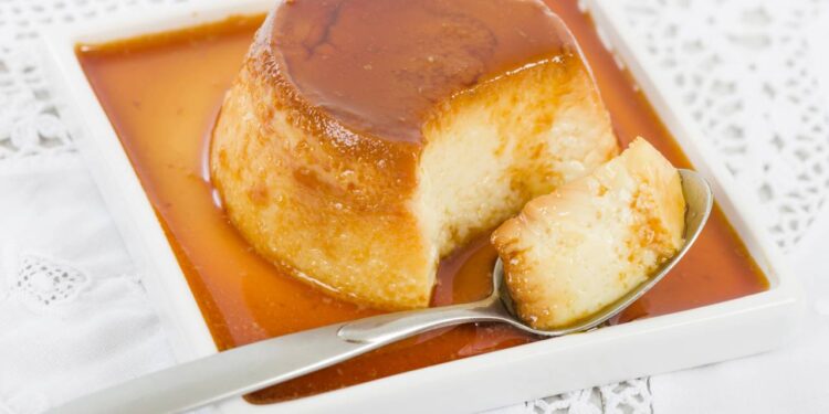 Essa sobremesa de liquidificador com 4 ingredientes vira um pudim com casquinha dourada