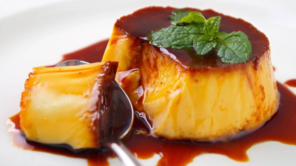 Essa sobremesa de liquidificador com 4 ingredientes vira um pudim com casquinha dourada