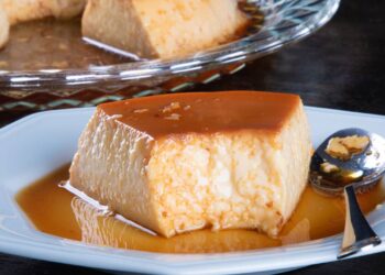 Como fazer um pudim de micro-ondas simples que fica delicioso