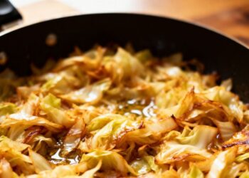 Receita com repolho que fica pronta em minutos e substitui o arroz