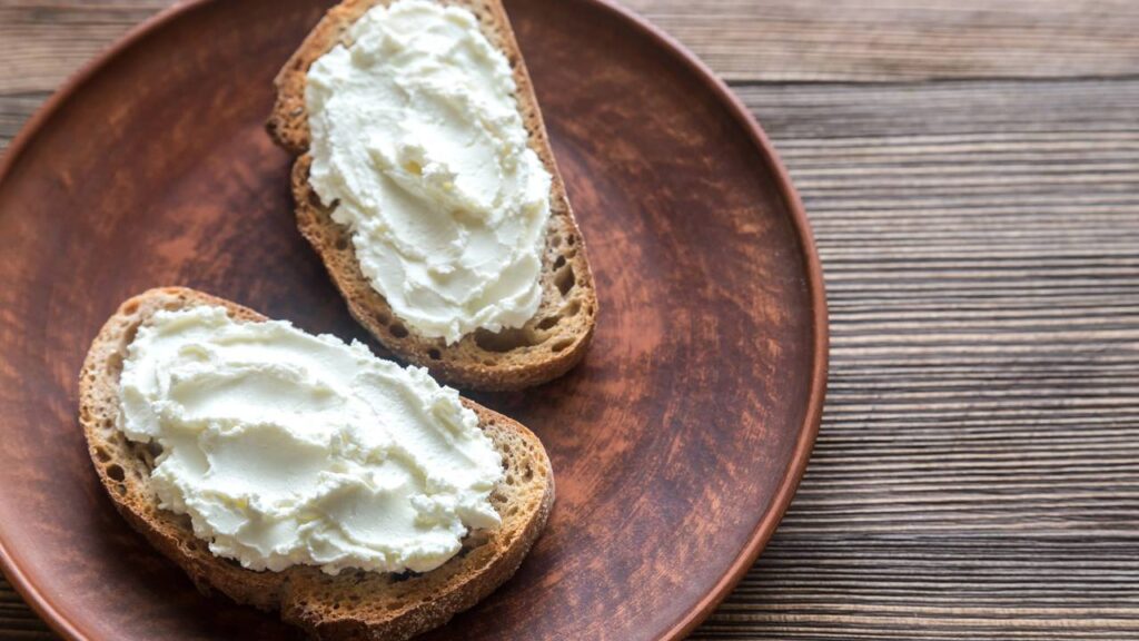 Pão integral com ricota