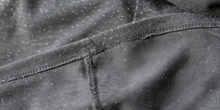 O truque de 5 reais que minha mãe usou nas minhas roupas cheias de bolinhas que parecerem novas novamente