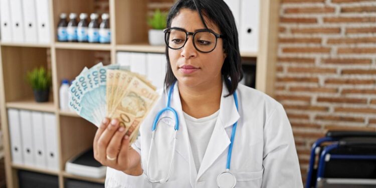 Governo reduz o valor do salário mínimo previsto para 2026 e brasileiros ficam indignados