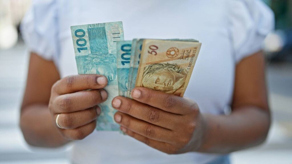 Governo reduz o valor do salário mínimo previsto para 2026 e brasileiros ficam indignados