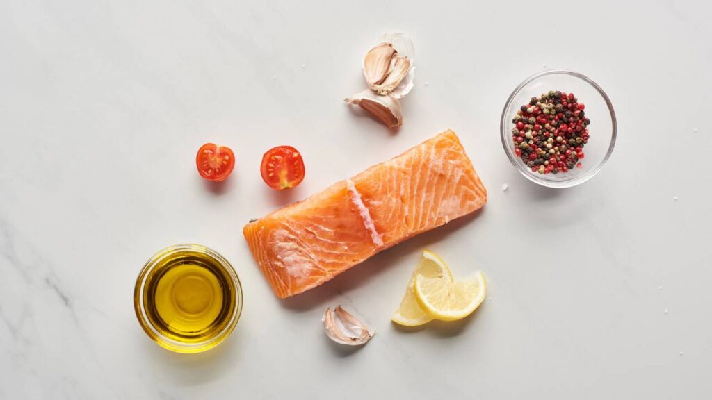 Temperos simples como alho, sal, pimenta e limão realçam o sabor do peixe