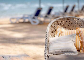 Nem pano, nem aspirador: este truque remove areia do sofá da casa de praia