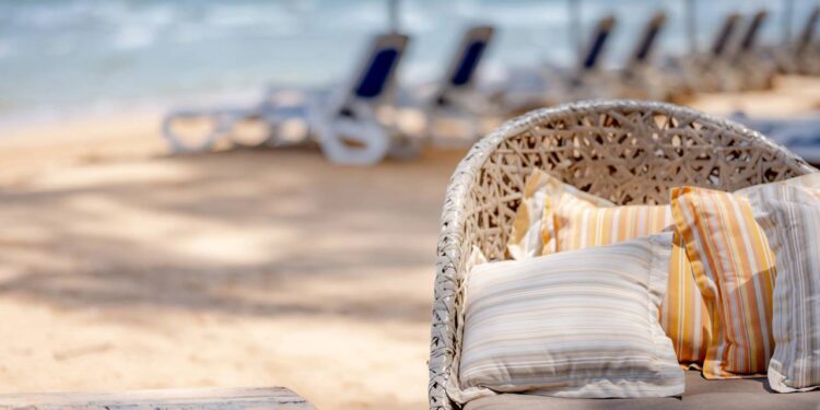 Nem pano, nem aspirador: este truque remove areia do sofá da casa de praia