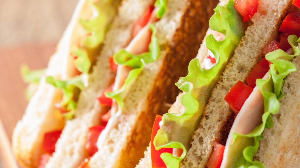 Esse sanduíche de frigideira é tão fácil e gostoso que vai virar seu café da manhã fixo