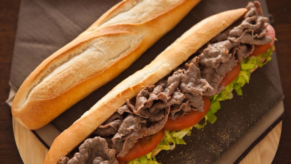 sanduiche de rosbife com pão baguete