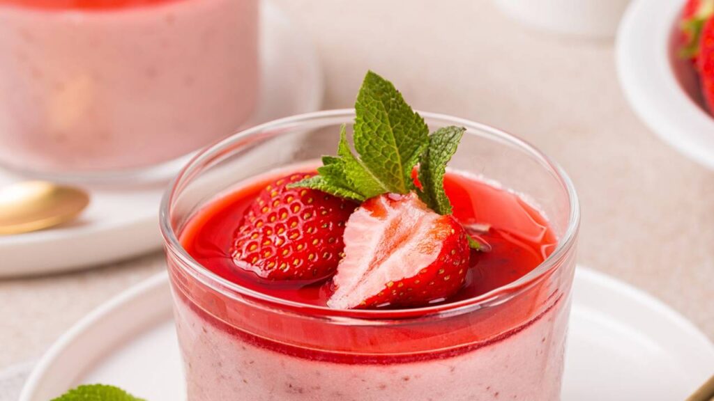 Essa sobremesa de 3 ingredientes fica pronta em poucos minutos, é cremosa, gelada e ideal para refrescar