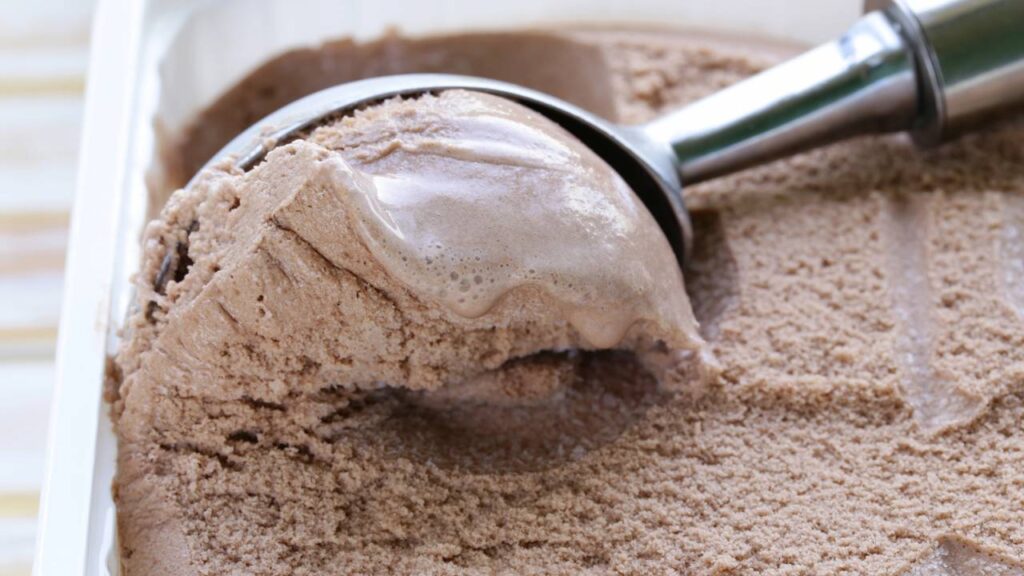 sorvete caseiro sendo servido