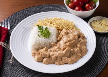 Receita de strogonoff de frango cremoso em 11 minutos que vai surpreender todos da mesa