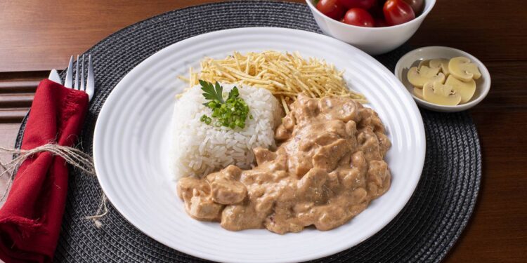 Receita de strogonoff de frango cremoso em 11 minutos que vai surpreender todos da mesa