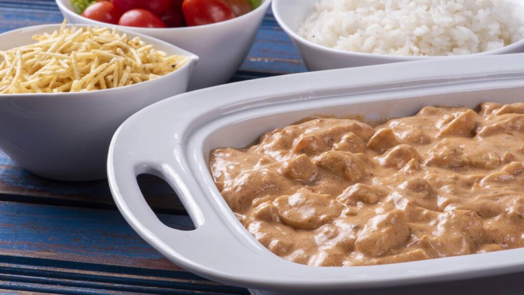 Receita de strogonoff de frango cremoso em 11 minutos que vai surpreender todos da mesa
