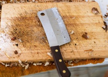 Saiba o que causa o mau cheiro da tábua de carne e como limpar com dois ingredientes simples