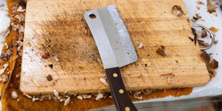 Saiba o que causa o mau cheiro da tábua de carne e como limpar com dois ingredientes simples