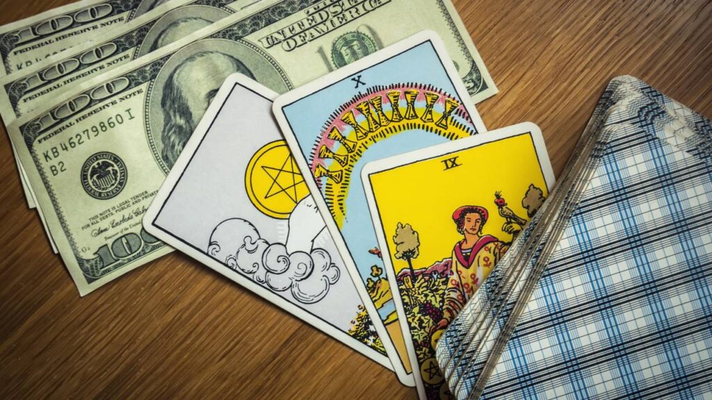 Tarô do dinheiro para dezembro traz cartas regentes e suas mensagens