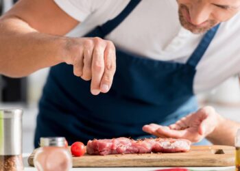 Nem pouco nem demais: o erro mais comum ao usar sal que deixa a comida sem gosto ou salgada demais