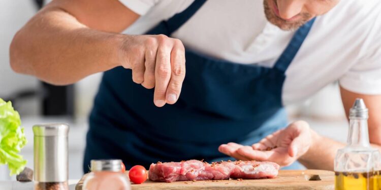 Nem pouco nem demais: o erro mais comum ao usar sal que deixa a comida sem gosto ou salgada demais