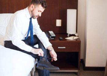 Como escolher o tênis ideal para o trabalho sem deixar o estilo de fora